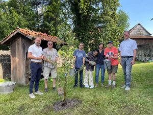 Bild Ein Symbol für Gemeinschaft und Wachstum: Baumpflanzaktion im Museumsdorf Tann (Rhön)