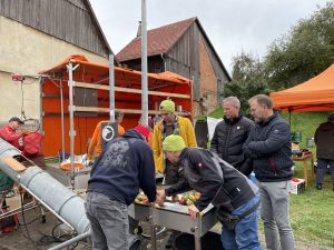 Bild Unser Apfelfest im Sozialraum – Mobile Apfelpresse am Münzelplatz in Tann (Rhön)