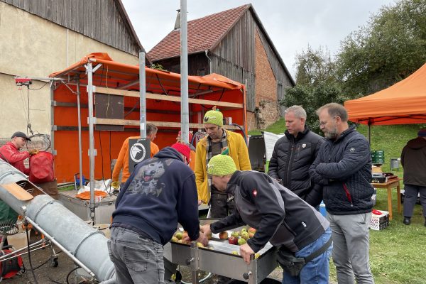 Bild Unser Apfelfest im Sozialraum – Mobile Apfelpresse am Münzelplatz in Tann (Rhön)