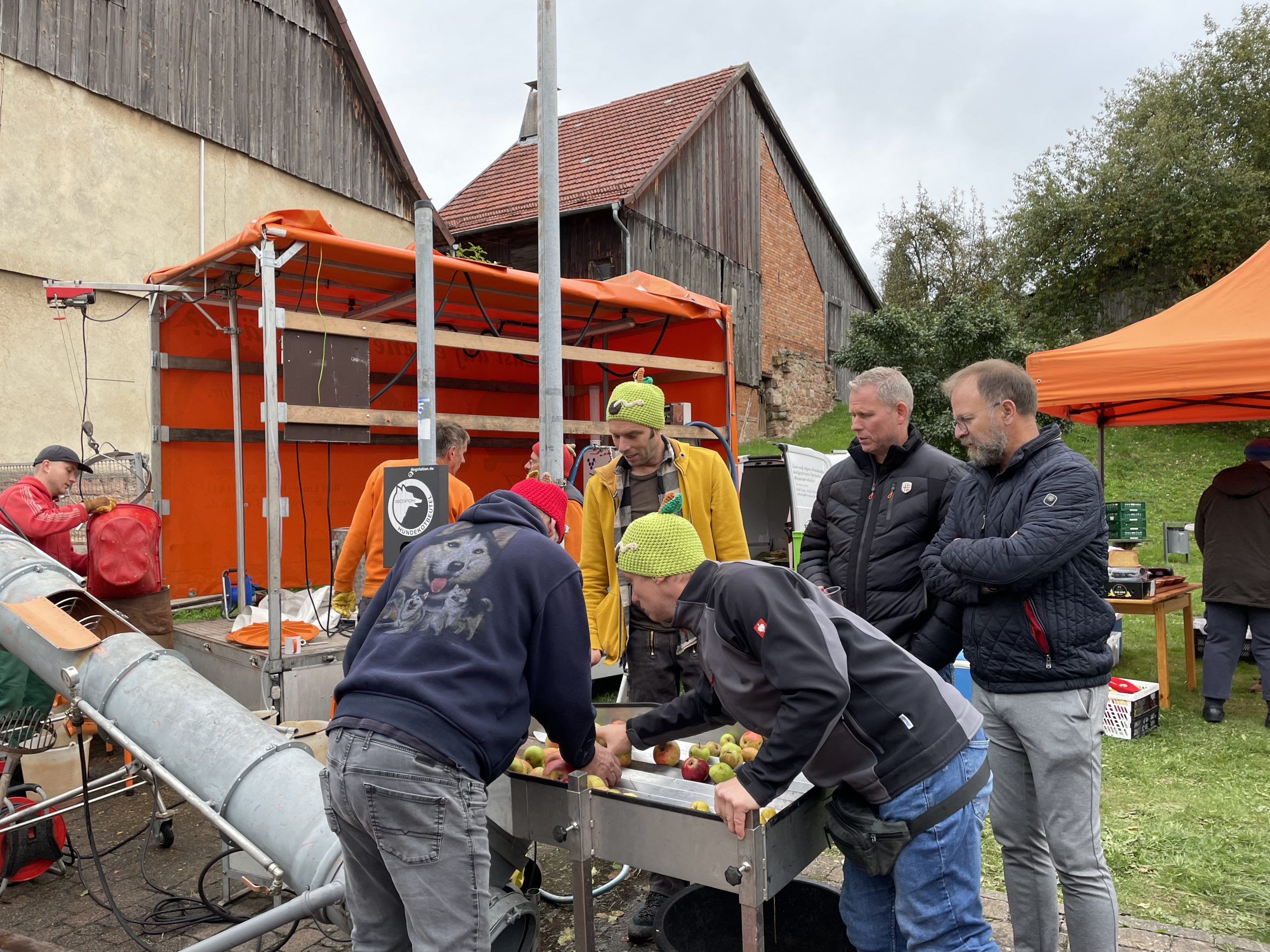 Unser Apfelfest im Sozialraum – Mobile Apfelpresse am Münzelplatz in Tann (Rhön)