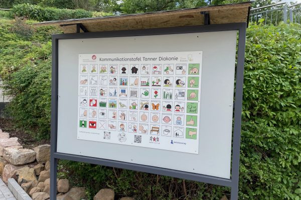 Bild Unterstützte Kommunikation im Sinnesgarten: Spende einer Kommunikationstafel von der Gesellschaft für Unterstützte Kommunikation