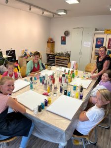 Bild Farben fließen lassen und Kunstwerke erschaffen: Erfolgreicher Workshop in unserer Begegnungsstätte „Kunst & Cafè“