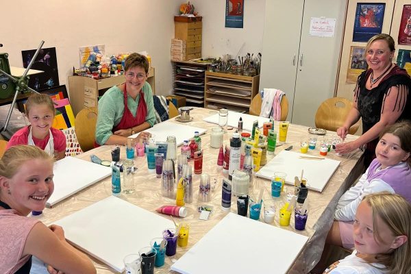 Bild Farben fließen lassen und Kunstwerke erschaffen: Erfolgreicher Workshop in unserer Begegnungsstätte „Kunst & Cafè“