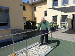 Bild Ein weiteres Highlight im Sinnesgarten: Fertigstellung des Therapiepfads