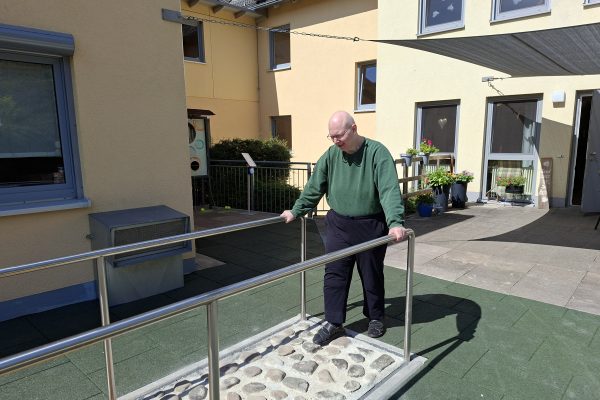 Bild Ein weiteres Highlight im Sinnesgarten: Fertigstellung des Therapiepfads