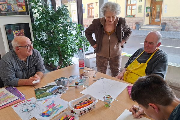 Bild Kreative Einblicke zum künstlerischen Inklusionsprojekt „Gestatten, Kultur!“: Besuch der Schirmherrin Monika im „Kunst & Café“