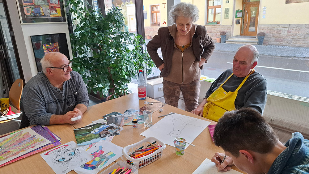 Kreative Einblicke zum künstlerischen Inklusionsprojekt „Gestatten, Kultur!“: Besuch der Schirmherrin Monika im „Kunst & Café“