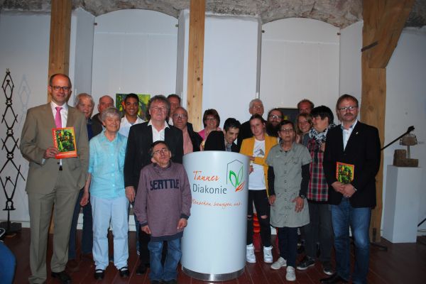 Gruppenfoto mit allen Beteiligten der Ausstellung