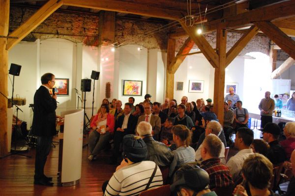 Geschäftsführer Stefan Burkard bei der Eröffnung der Ver-nissage