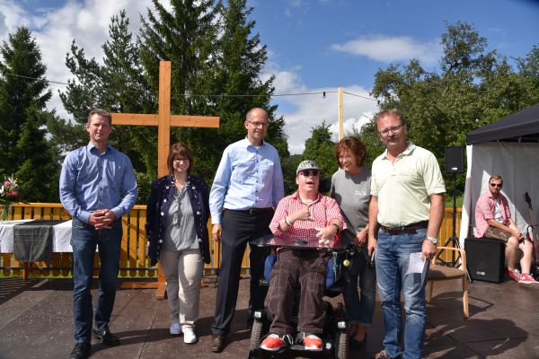 Von links: Tanns Bürgermeister Mario Dänner, Daniele Böschen als Vertreterin des Landkreises Fulda, Mitglied des Deutschen Bundestages Michael Brand, Vorsitzender des Heimbeirates Alexander Schrott, Bereichsleiterin des Hauses Elia Ilona Kling, Ge-schäftsführer der Tanner Diakonie Stefan Burkard